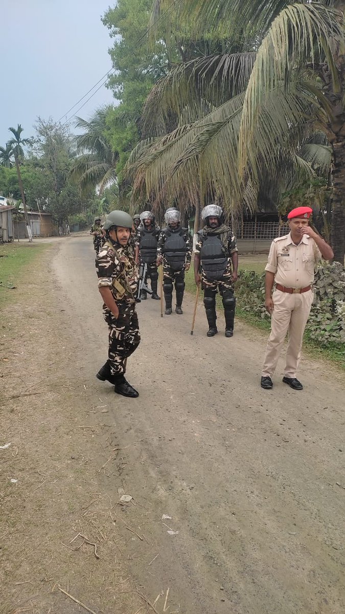 Bhelowguri PS staff along with CAPF conducted area domination in vulnerable areas as a part of confidence building measures ahead of the General Parliamentary Election-2024. @CMOfficeAssam @assampolice @DGPAssamPolice @d_mukherjee_IPS @DcMorigaon