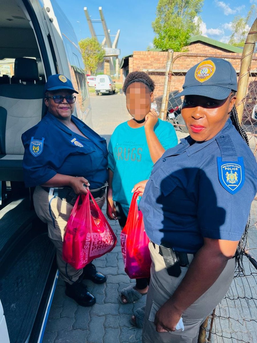 #JMPD officers Raidane & Tshilambavhunwa from #RegionA Operations offering hope in a time of hardship to a 22-year-old lady abandoned by her father in Diepsloot Ext 2 with the struggle to obtain basic documents like a birth certificate & ID. #JoburgCares  #SaferJoburg