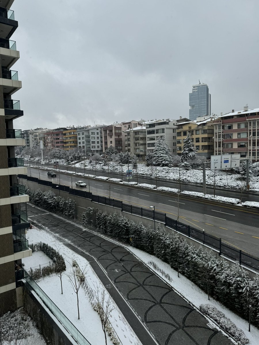 Mart kapıdan baktırır, kazma kürek yaktırır… Ankara da tüm kış mevsiminin, ilk tutan kar yağışı Newroz ’a denk geldi… #Ankara #Kar #Bahar #Newroz #Nevruz