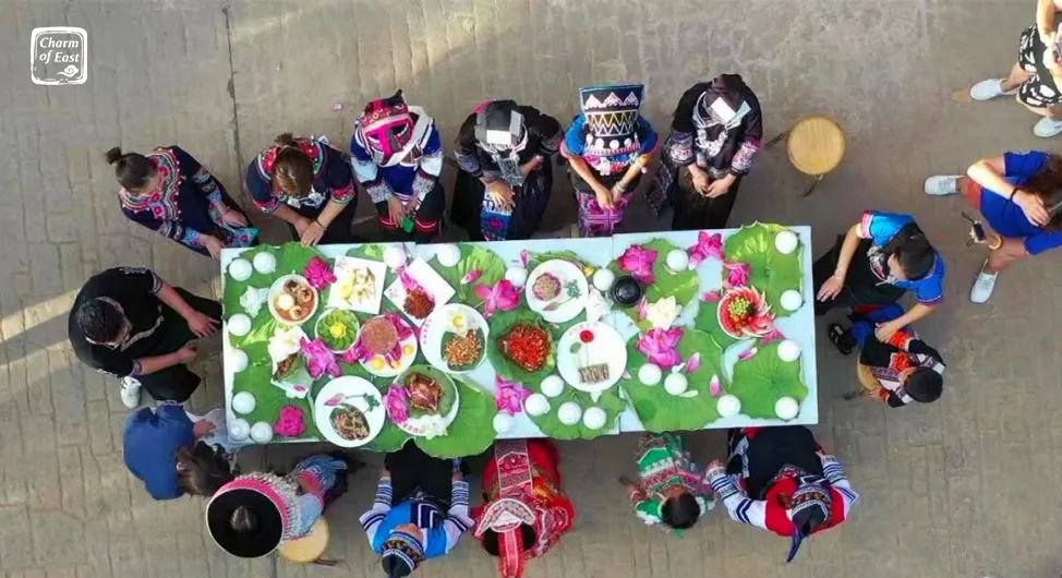 The #Bai people celebrate the Flower Goddess Festival on the 5th day of the 5th lunar month, the birthday of the flower goddess. They make flower tea and wine and hold flower feasts to entertain guests on the day. #BlossomingSpring #Charmofeast #SpringMemories #FloralFantasy