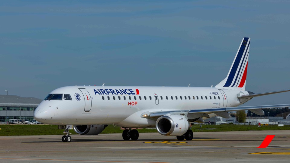 #AirFrance poursuit la montée en gamme de son offre de produits et services sur son réseau court et moyen-courrier. La compagnie et sa filiale régionale préparent ainsi le renouvellement des cabines de l’ensemble des Embraer 190 opérés par HOP!. bit.ly/3TK3nx1