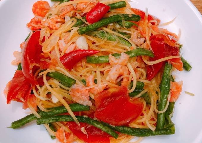 Gỏi Som Tum, món ăn Thái Lan từ đu đủ, cà chua, đậu hà lan, ớt, chấm với gia vị. Vị cay, ngọt, chua và giòn tạo nên hương vị đặc trưng, phổ biến trên thế giới.