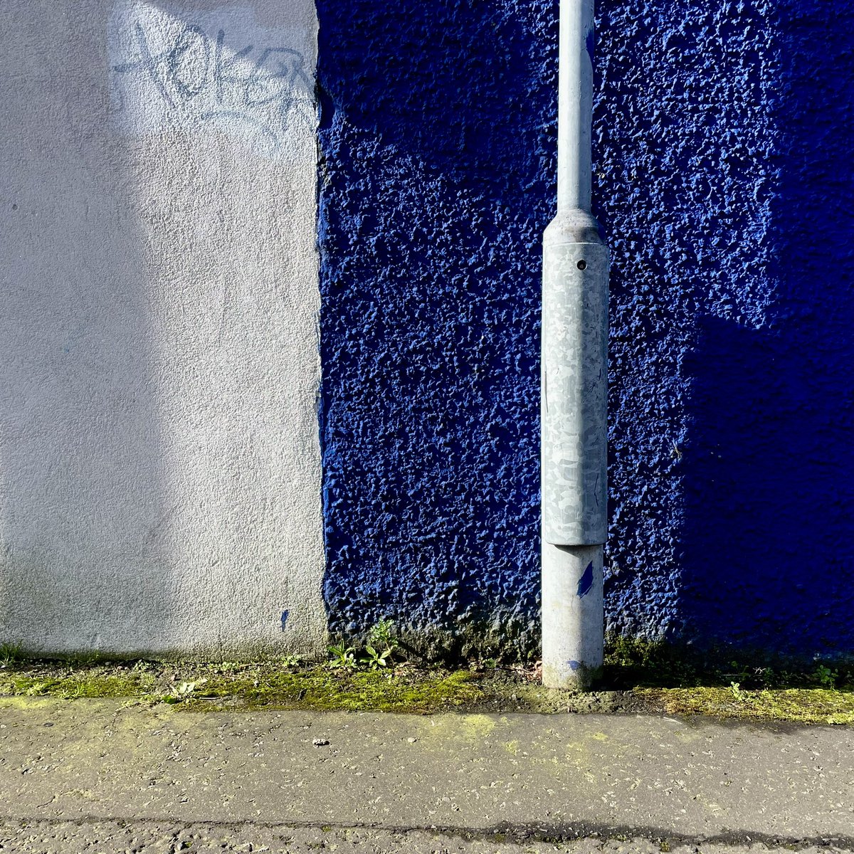 Seen yesterday #Belfast #EastBelfast #lamppost #abstract #composition #lightandshade