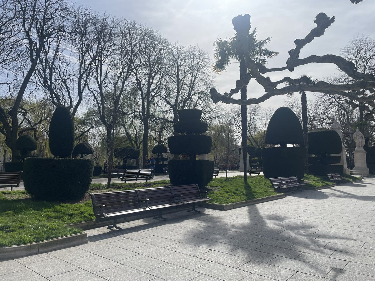 InsuaSara's tweet photo. Otra zona cerca de la catedral, es el paseo del Espolón, al final del paseo se encontraba la puerta de Santa María, es un buen lugar para traer a lo niños y niñas para contarles un poco de la ciudad y sus monumentos. #AprendizajeCCSS
#HistoriaEUMZA https://t.co/voC6Pi68Sx