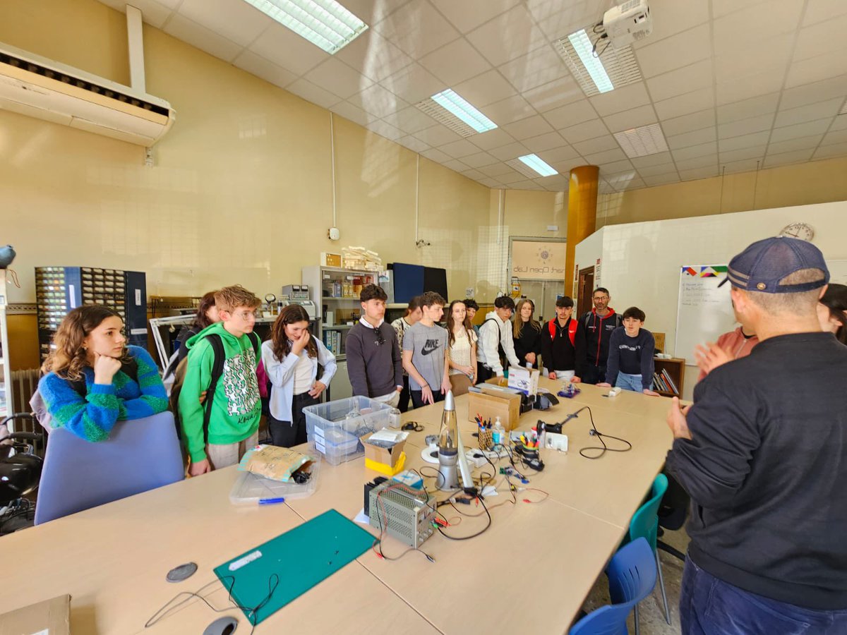 smartopenlab's tweet image. Ayer miércoles el Instituto Sagrado Corazon de #Olivenza visitó @smartopenlab (SOL) y otras muchas instalaciones interesantes en la @EPCC_Unex : @RoboLab_UEx, LABCOMS 4.0 y #Microturbinado y placas solares en la semana @ArduinoWeekEx @EstudiantesEPCC