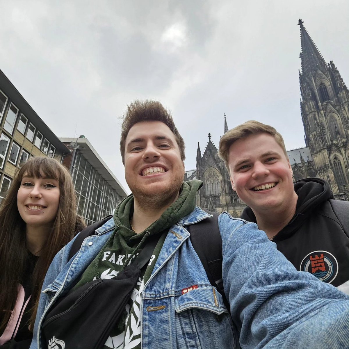 Kurz mit der Buscrew nach Kölle gesteppt um das Baby 🚍 abzuholen 💙🖤❤️

#EINSBUS #EINS