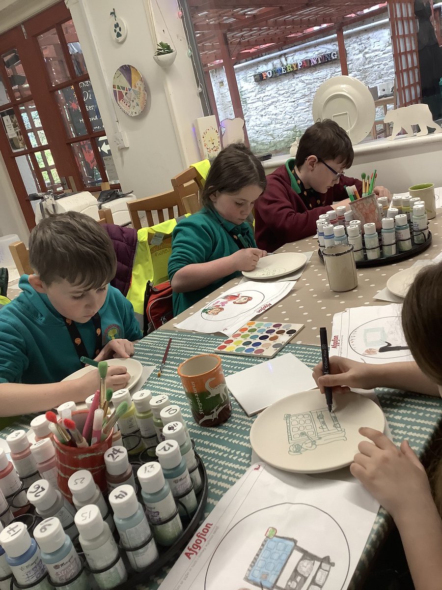 Canolfan Iaith Conwy (@canolfaniaithco) on Twitter photo Pawb yn brysur yn addurno plât yng nghaffi Tân y Ddraig bore doe <a href="/Ysgolbodalaw/">Ysgol Bod Alaw</a> <a href="/YsgolEglwysBach/">Ysgol EglwysBach</a> <a href="/YsgolBroGwydir/">Ysgol Bro Gwydir</a> <a href="/pentrefoelas/">Ysgol Pentrefoelas</a> <a href="/YsgolYsbytyIfan/">Ysgol Ysbyty Ifan</a> Pawb yn brysur yn addurno plât yng nghaffi Tân y Ddraig bore doe <a href="/Ysgolbodalaw/">Ysgol Bod Alaw</a> <a href="/YsgolEglwysBach/">Ysgol EglwysBach</a> <a href="/YsgolBroGwydir/">Ysgol Bro Gwydir</a> <a href="/pentrefoelas/">Ysgol Pentrefoelas</a> <a href="/YsgolYsbytyIfan/">Ysgol Ysbyty Ifan</a>