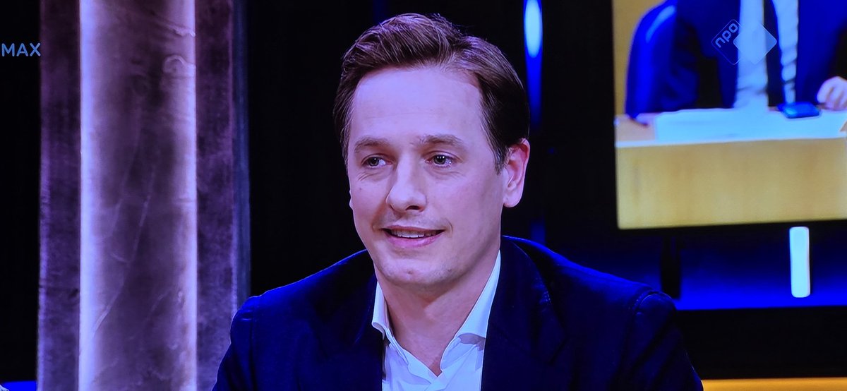 Na 't #formatiedebat is Laurens Dassen bij ultrarechts de gebeten hond. Wat durft die wel niet met zijn 2 schamele zegeltjes!
Ik ben blij met 'n politicus als #Dassen. Zijn betoog richting Caroline van der Plas was 'n schot in de roos: de democratie wórdt van bovenaf afgebroken.