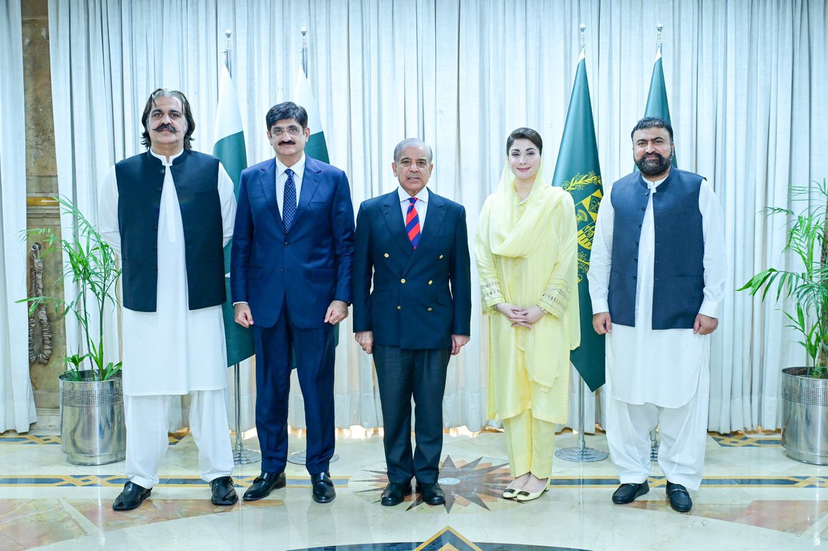 kabeerraja786's tweet photo. منجی کا ترٹ گیا ہے پاوا خبر
اور ناظرین وہ گنڈہ پور جو گزشتہ روز وزیراعظم اور وزیراعلی پنجاب کو دھمکیاں دے رہا تھا آج تابعدار بچوں کی طرح اس فریم میں موجود ہے
سیاست اور حکمرانی بڑے ظالم شے ہے https://t.co/XLC0K7DjjI