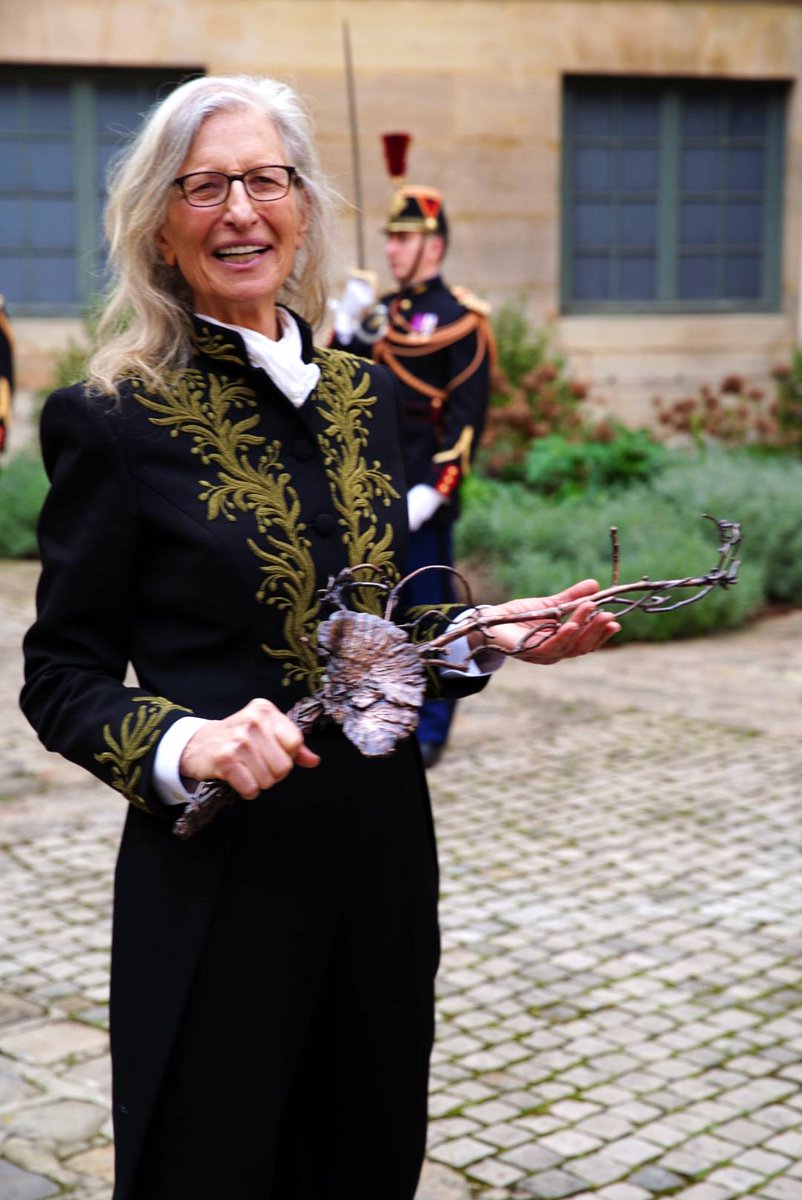 Très honorée d’avoir participé à la séance d’installation poignante d’@annieleibovitz à l’Académie des Beaux-Arts de l’Institut de France. Reconnaissance ultime pour cette artiste majeure 🇺🇸, figure incontournable de la photographie du XXIème siècle.