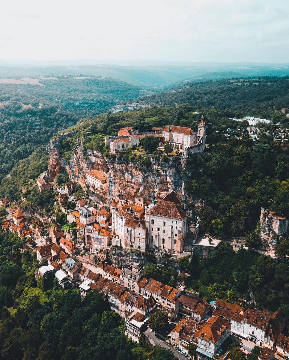 #LeSaviezVous ? La cité médiévale de Rocamadour, édifiée au XIe siècle, a été bâtie sur le flanc de la falaise à 120 mètres au-dessus d’un canyon où coule l’Alzou !😮 📸@‌icapturething #MALC #france3 @FranceTV @rocamadour @rocamadour_ot @Occitanie @F3Occitanie @VoyageOccitanie