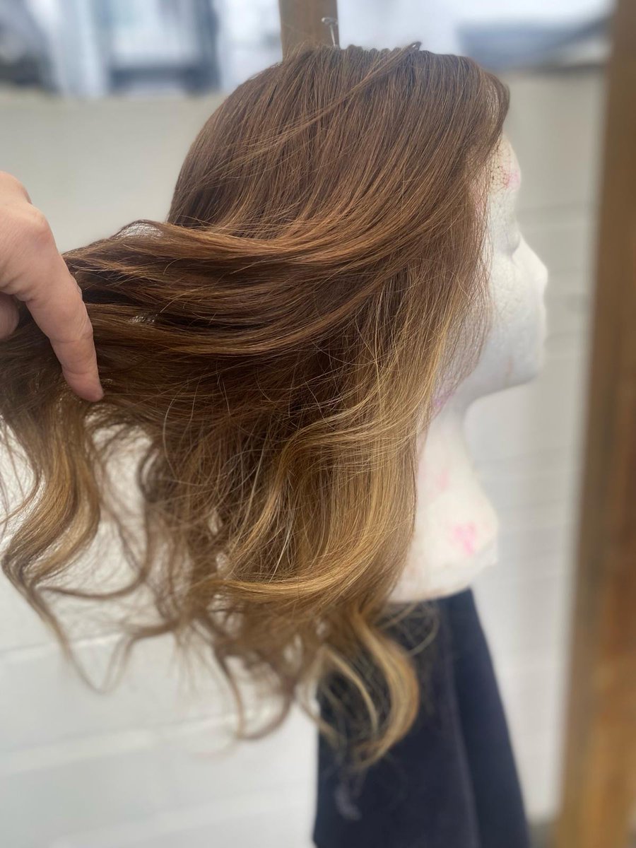 s_constantinou's tweet photo. Beautiful Warm #Balayage by Maggie for @LPTrustUK client β¨Achieve a low-maintenance sun-kissed look with a blended Balayage like this. Book a consultation with Maggie βοΈ02920461191 or book online.
#simonconstantinou #haircolour #CardiffSalon @GoldwellUK #nhswigscardiff #wigs https://t.co/NDl4V2r8wO
