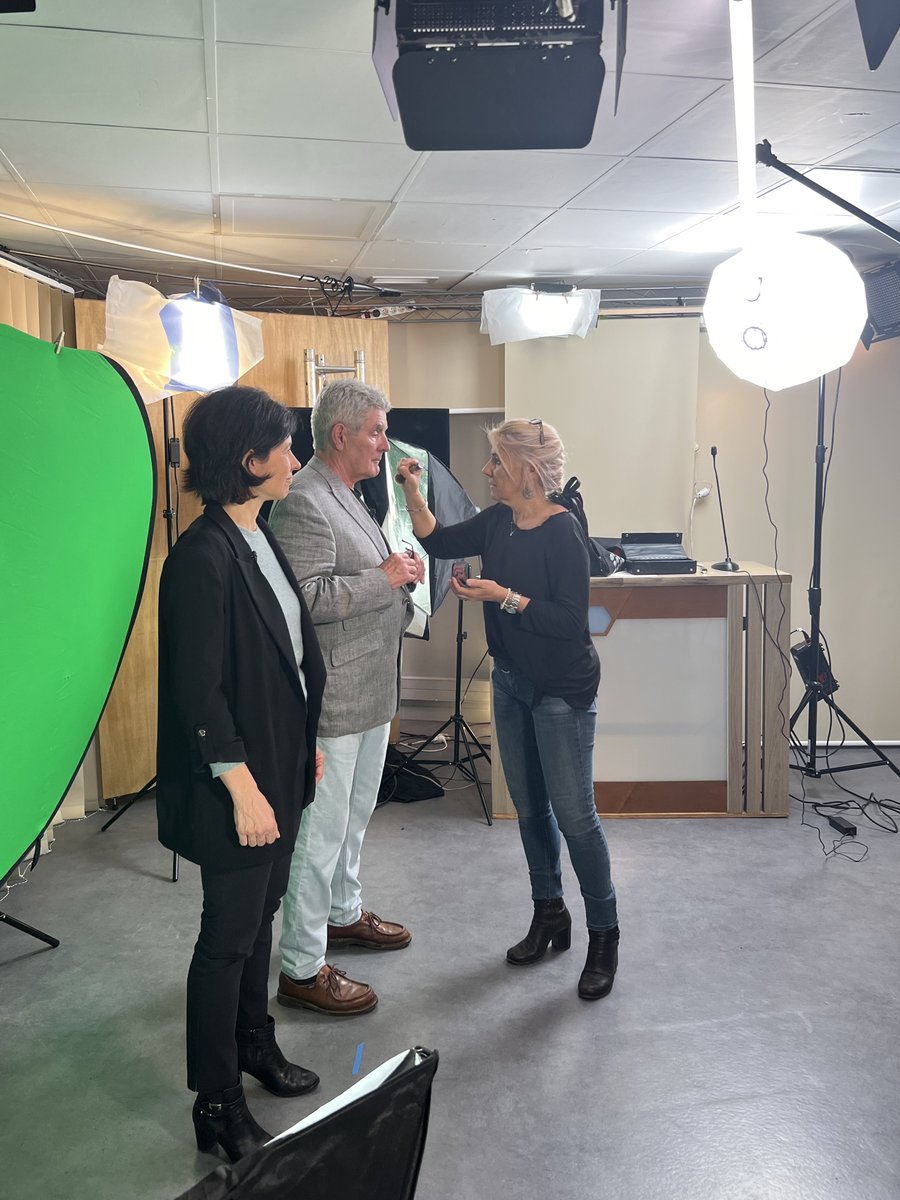 Anonymal's tweet photo. 🎥#ChezAnonymal - #Tournage nouvelle #capsulevideo "Les #Décrypteurs" sur le thème “#Ségrégation et mouvements pour les #droitsciviques aux #USA” avec la #MMSH ! Francesca Genesio, MCF & Gérard Hugues, professeur émérite sur notre fond vert ! 🔍 Restez connectés ! #aixenprovence https://t.co/yVKjuGMVwT