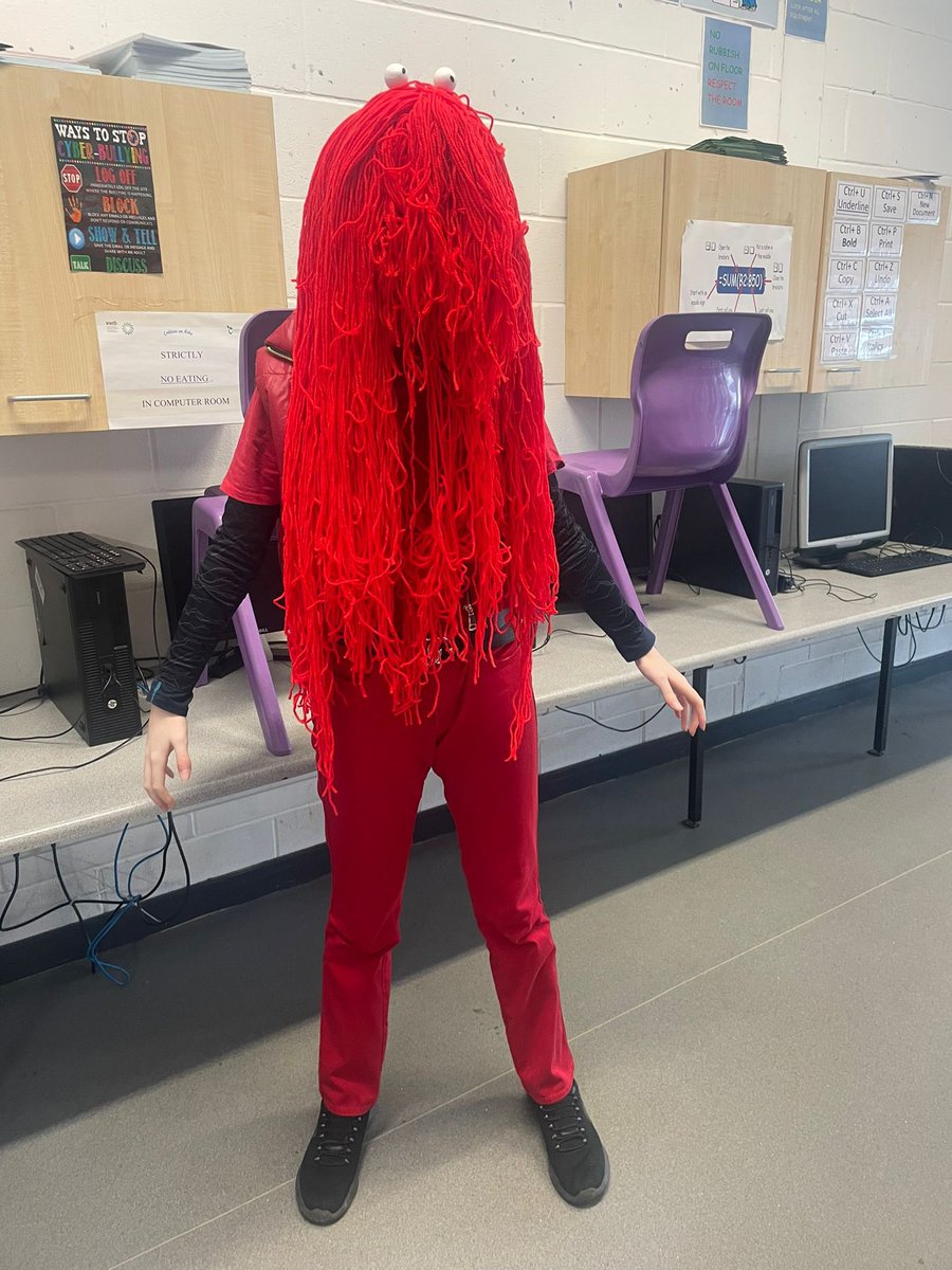 6th year student Enya O’Connor showed up in style for #WearRedDay this morning. It’s wonderful how many students who want to #showracismtheredcard today.
❤️❤️