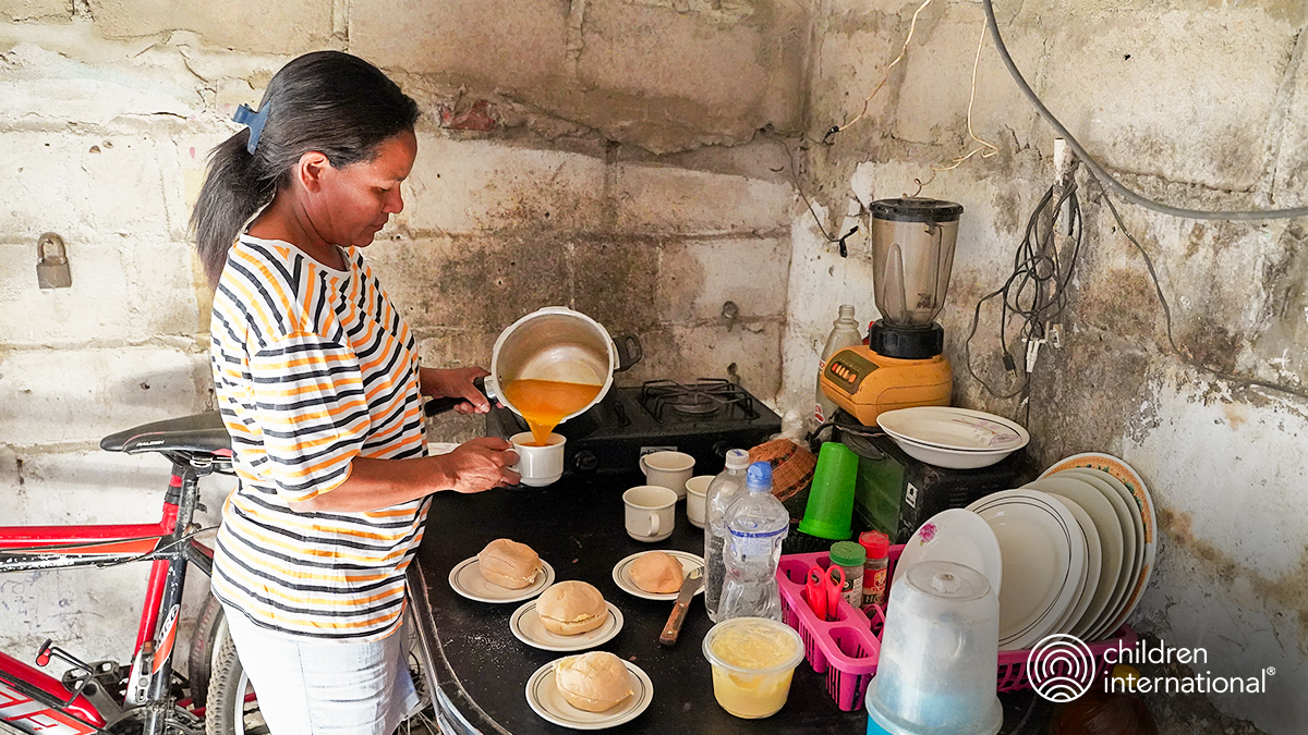 children's tweet photo. “If I could talk to the sponsors of my children, I would thank them. Thanks to everybody who contributes to CI, I have bought my children clothing, shoes, dishes to eat. I thank you very much for contributing to CI and being part of my family.” - Katherine, mother in Colombia https://t.co/qtaHPfUTuT