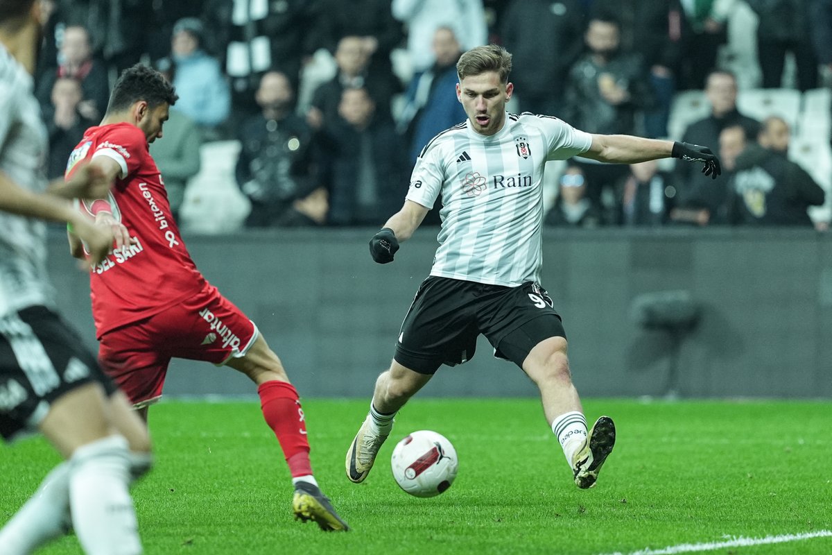 demarkesports's tweet photo. Feyyaz Uçar: "Semih Kılıçsoy, A Milli Takım davetiyle büyük moralle katıldığı kampta ne teknik ne taktik idmanlara alınmış, takımdan ayrı tutulmuştur. Kendini geliştirebileceği, görgü ve tecrübesini artıracağı antrenmanlara almayacaksanız neden milli takıma çağırdınız?" https://t.co/fdYiVXF0wC