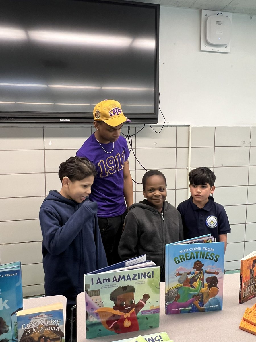 I want to thank my brothers from @OfficialOPPF and @EpsilonQues who donated a ton of books to @PS327BK today.  #NYCReads is happening! @D23Rising @NYCSchools