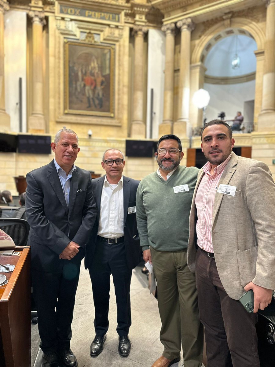 Retornovital06's tweet image. Audiencia pública citada por @johnjairoroldan &quot;Situación actual del trasplante de órganos y tejidos del país&quot; los pacientes representados por @Retornovital06 @acodetorg.Es necesario aumentar tasa de donantes.En Colombia  hay 4 mil personas esperando una oportunidad de #Vida.