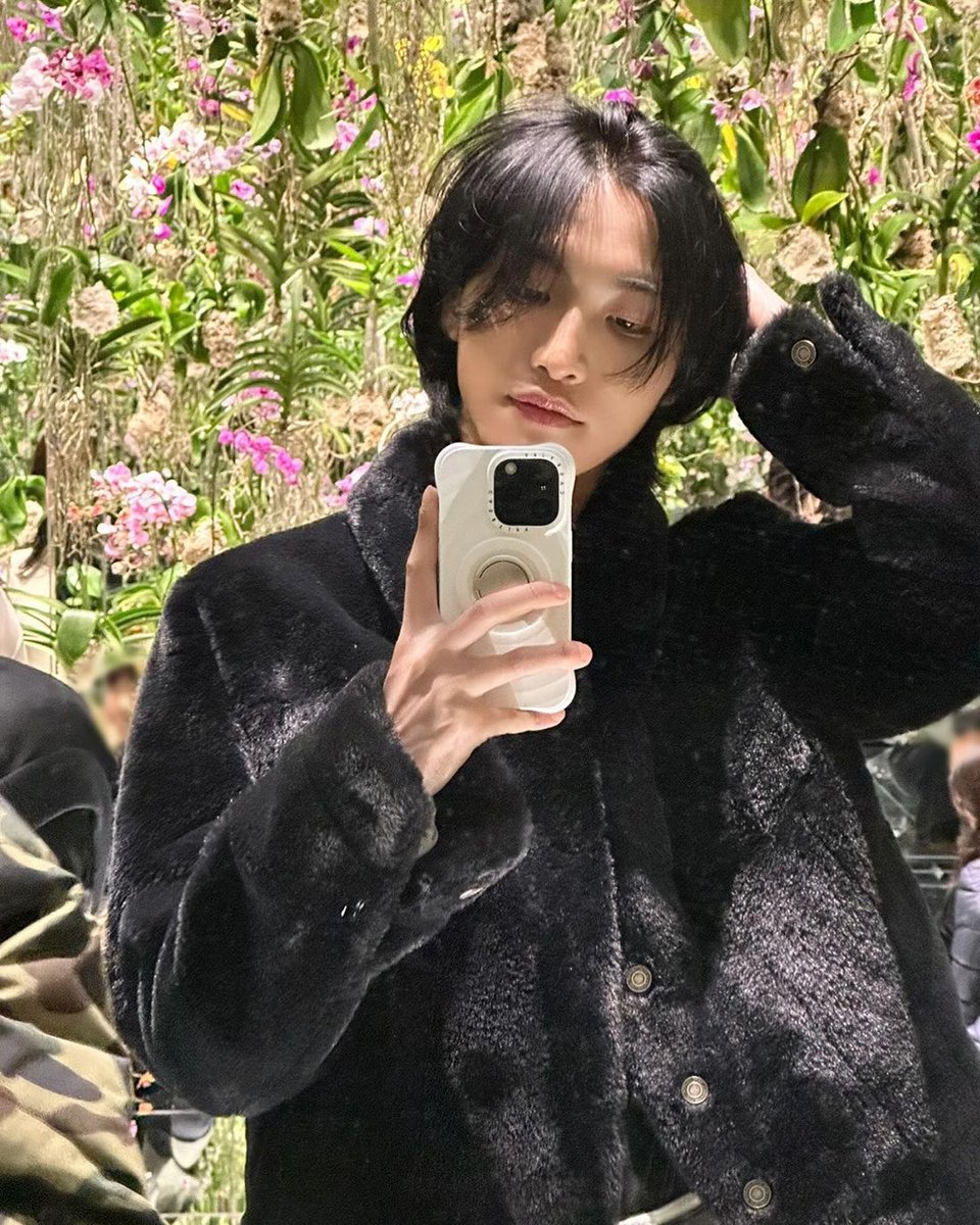fallforseonghwa's tweet photo. 👩🏻 :" (kirim pap) p ayank udah di backstage,dimanakah ayank?"
⭐️ :" (kirim pap) udah masuk yank"
👩🏻 :" pokoknya ayank harus paling depan gak mau tau 😡"
⭐️:"siap ayank🫡🫡"

#ATSD #AtinySelcaDay #ATEEZ #에이티즈 #SEONGHWA #성화 https://t.co/fpaWRAchWa
