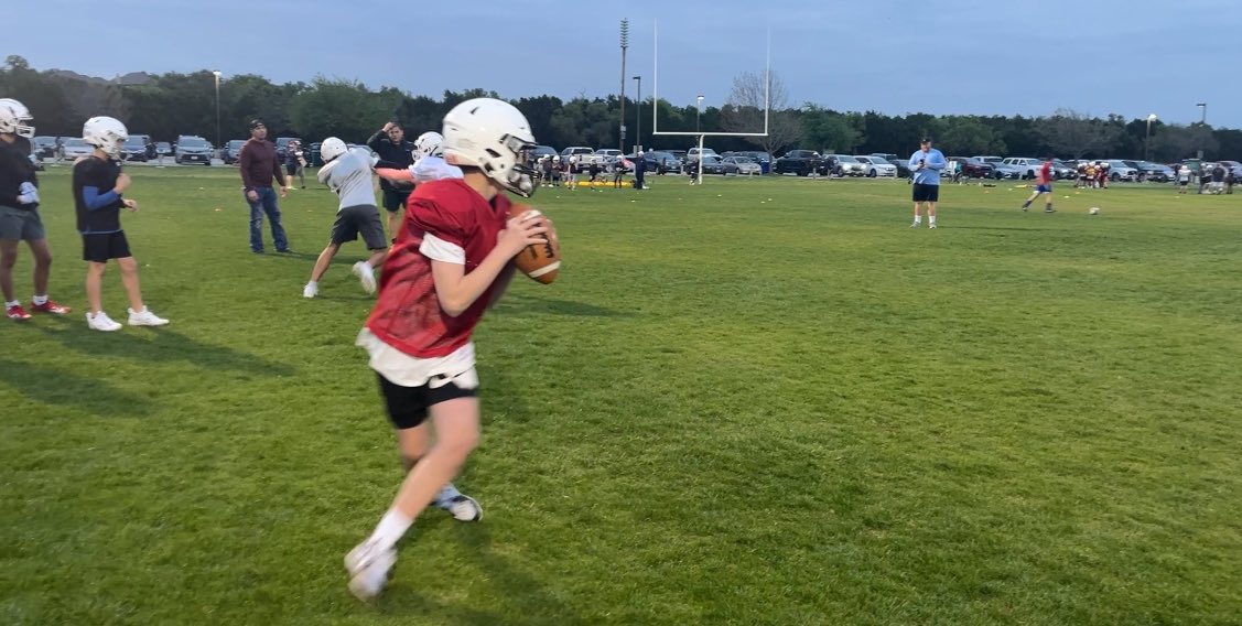 PBranham3's tweet photo. As my coach would always say โCanโt teach want toโ Blessed to be surrounded by teammates, coaches and family that all WANT TO BE THE BEST - #workhard #letsgo #goals #QB #roundrockfootball https://t.co/2x3fBglkak