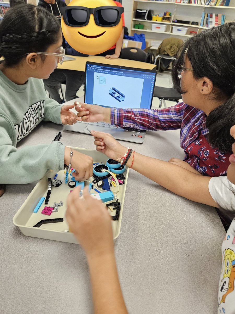 dilpreet_kk's tweet image. Grade 5s are participating in hands-on coding and STEM workshop provided by @ZebraRobotics
Thank you, @amanijjar, for organizing this. 
@PeelSchools @ZohrinM @RedWillowPS @jrleduc22