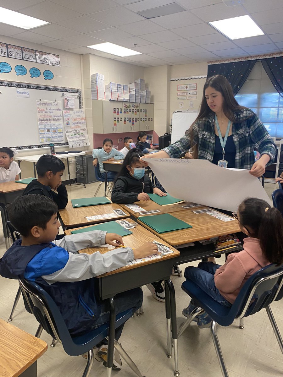 Loved watching the students @SamRosenFWISD have fun while learning about literary genres! Ms. Martinez, BTAP college student, is a great asset in helping and assisting the teacher in her 3rd class. #BilingualEducation #FutureTeacher @EmilyACamarena