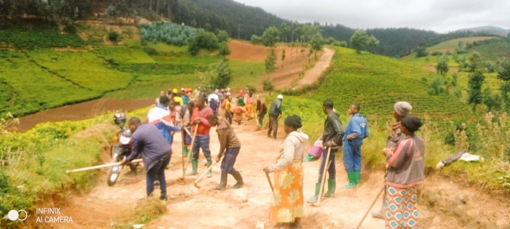 JustinNsengima's tweet photo. Ngororero District
⤵️⤵️⤵️⤵️⤵️⤵️⤵️
🛑 None kuwa 21/03/2024
Hakozwe umuganda wihariye w'urubyiruko, ku rwego w'umurenge wa #Muhanda wabereye mu Kagari ka #Mashya,
Hakozwe umuhanda n'isuku ku
Rwibutso rwa Genocide yakorewe Abatutsi mu 1994, #KESHO
🔴Nyuma y'umuganda hatanzwe ikiganiro: Uruhare rw'Urubyiruko mu gukumira Ingengabitekerezo ya jenoside, Cyatanzwe na BARURA Pierre Clement(NYC Coordinator)
🛑 Nyuma y'Inama Urubyiruko rwiyemeje Ingamba zo guhangana n'ihakana n'ipfobya rya jenoside yakorewe Abatutsi
#Kwibuka30
@Unity_MemoryRw
@RwandaYouthArts
@jnabdallah
@XandrineUmutoni
@RuzindanaRUGASA