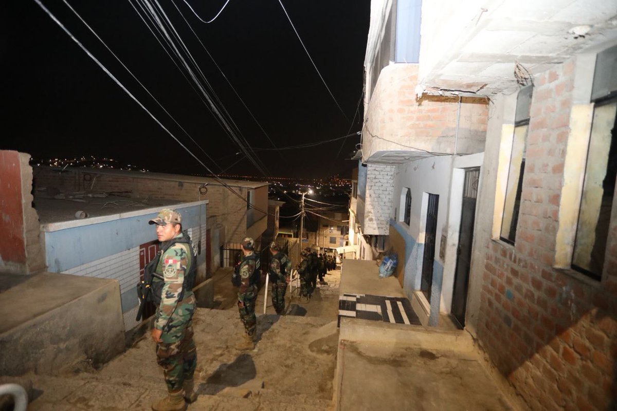TrujilloManyas's tweet photo. Un centenar de policías llegaron a La Cruz Blanca en El Porvenir, centro de operaciones de "Los Pulpos", en busca de los cabecillas de esta organización dedicada al sicariato, la extorsión y los secuestros. Se encontró dinamitas y recortes de periodísticos de sus crímenes. https://t.co/TqNA9F8nOv