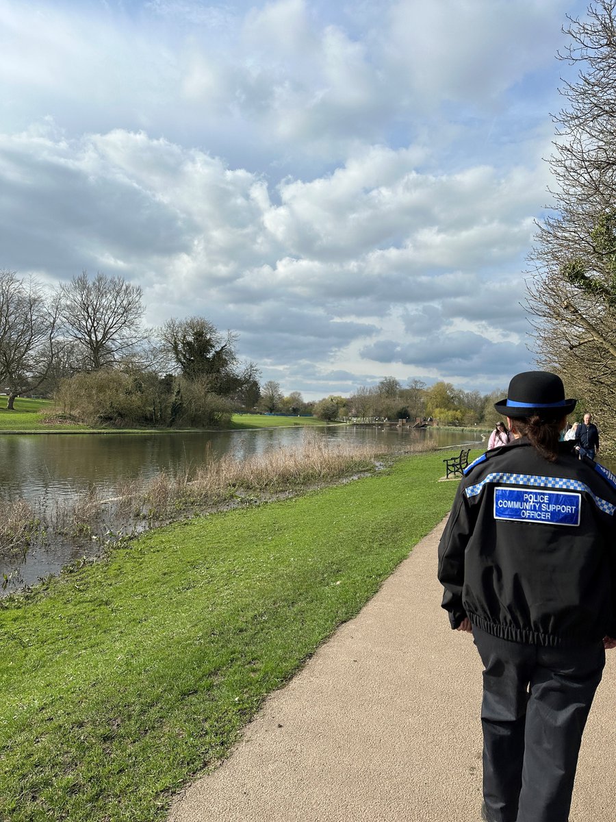 👮 Neighbourhood Policing Officers PC 1177 Nicola and PCSO 6074 Connolly were out and about in Verulamium Park #StAlbans yesterday talking to members of the public about local issues. 📱You can also report crime orlo.uk/DJUNn or call 101. In an emergency, call 999.