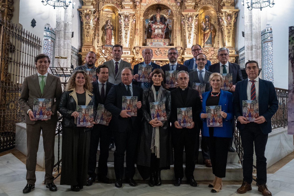 NuriaBarreraBel's tweet photo. Presentada la portada de "HVELVA nuestra" que preside el Señor de Pasión.

📷digitalización @danielvsag 

Agradecer a todas las autoridades, Hermanos Mayores y el pregonero su presencia así como al Presidente de 
@hdadRocioHuelva. https://t.co/D3cs7diDXo