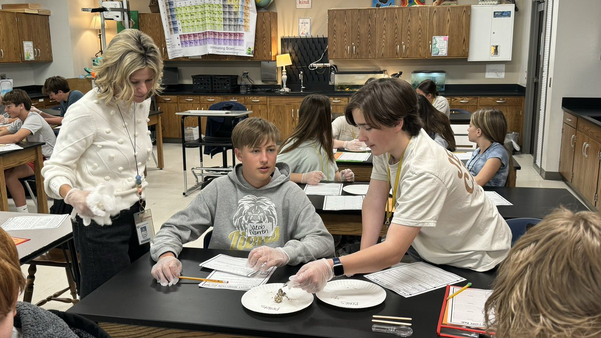 oakhillslions's tweet photo. Oak Hills 7th Grade Science students examined owl pellets to discover that they contain regurgitated fur, feathers, and bones of the small prey they eat. Using a bone chart, the students were able to identify the various animals the owls had eaten. #LionsLearning #sciencelab https://t.co/JOGA0GdfWP