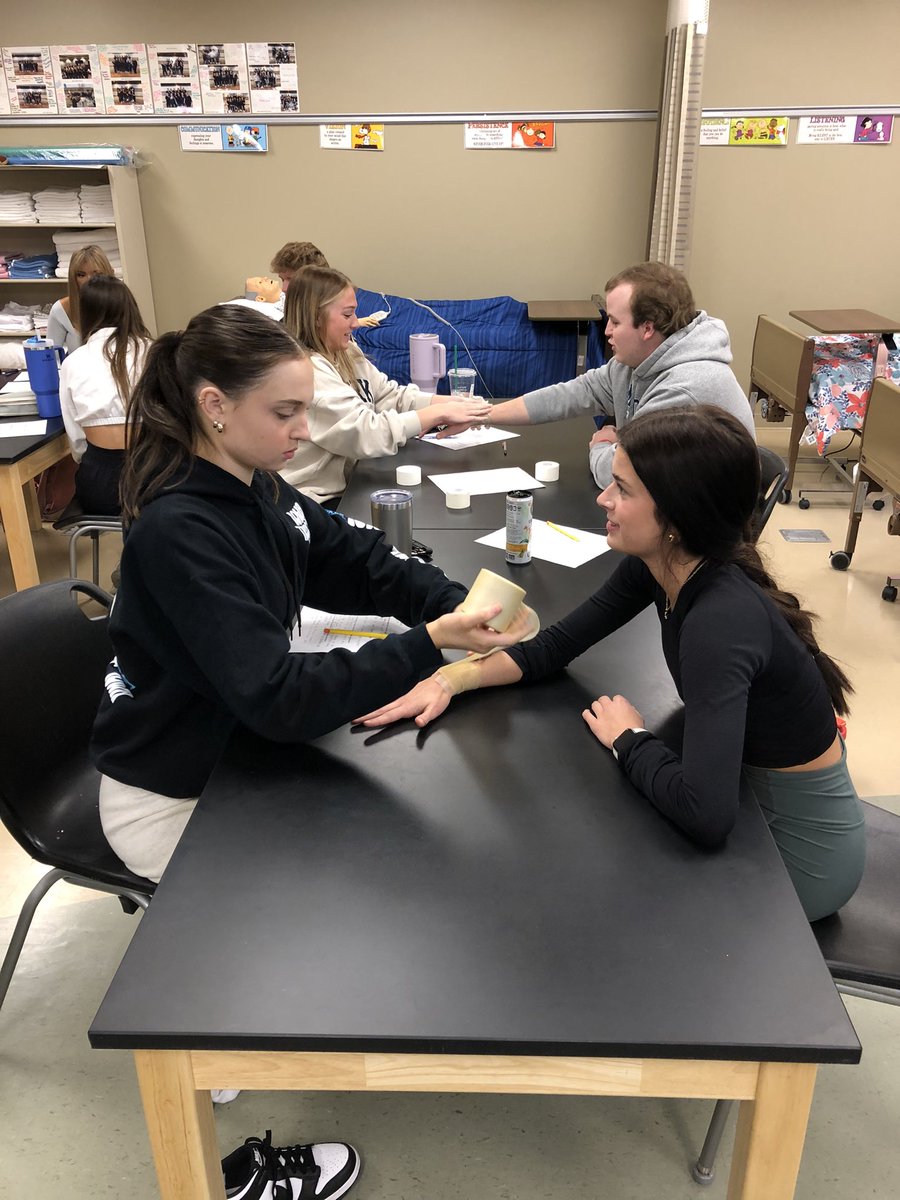 Health Sciences Academy Students learning all about taping from Emma Baumann - HSA Alumni, MNHS Alumni, and current MNHS Athletic Trainer. National Athletic Training Month.

#AthleticTrainer #rollstangs #MPS