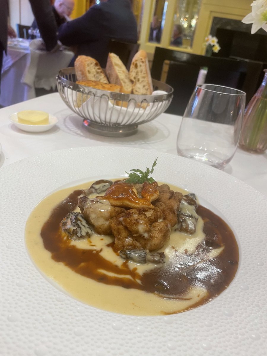 gourmond101's tweet photo. #Lescargot is buzzing this Thursday lunch time & for good reasons. Such a good welcome , delicious bread and then just fabulous #Sweetbreads https://t.co/iaeihOjDGT