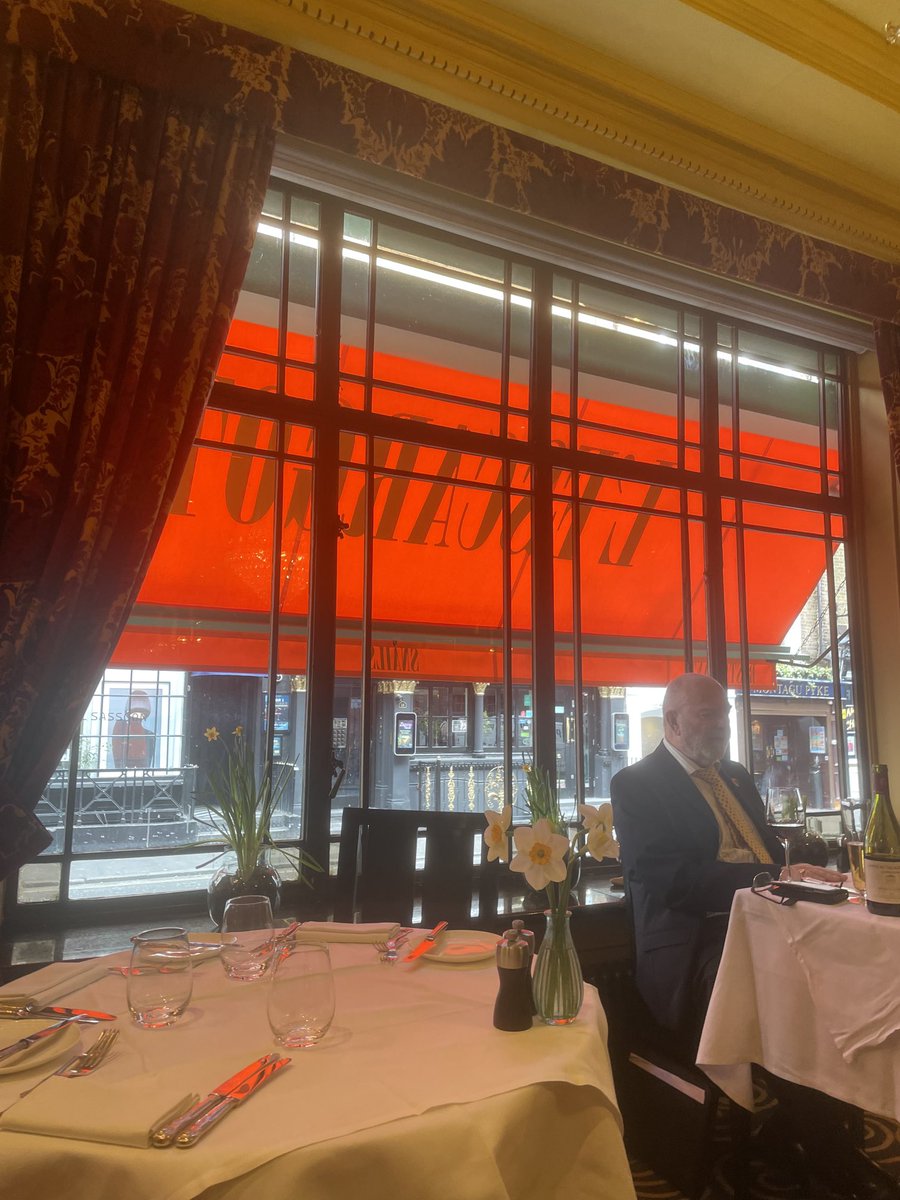 gourmond101's tweet photo. #Lescargot is buzzing this Thursday lunch time & for good reasons. Such a good welcome , delicious bread and then just fabulous #Sweetbreads https://t.co/iaeihOjDGT