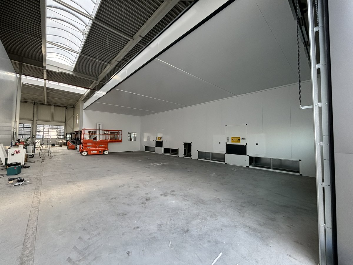 Rowitkampen's tweet photo. Week 11 en 12, montage bij Jan #Voortman Autoschadebedrijf in #Ter Aar. hier bouwen wij 2 #vrachtwagen #spuitcabines, 1 personenen wagen spuitcabine, 2 dubbele #voorbewerking-unit, 1 #lakmengruimte en een #industrieële #voorbewerkings zone. #Spraybooth #Spritzkabinen #kampen https://t.co/LkSk0zwSze