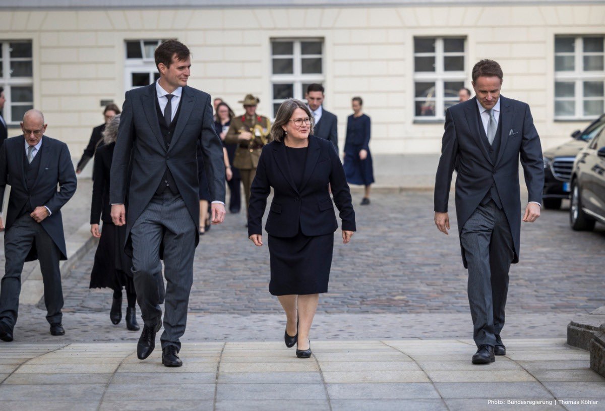 Yesterday I had the honour of presenting my credentials to Federal President Frank-Walter Steinmeier at Bellevue Palace. 🇦🇺 and 🇩🇪's partnership is based on our shared values and interests. Together with my team, I look forward to further strengthening our relationship.