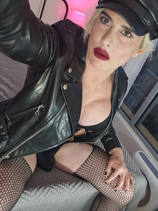 Gimme your butts https://t.co/tWGMYEAuUY