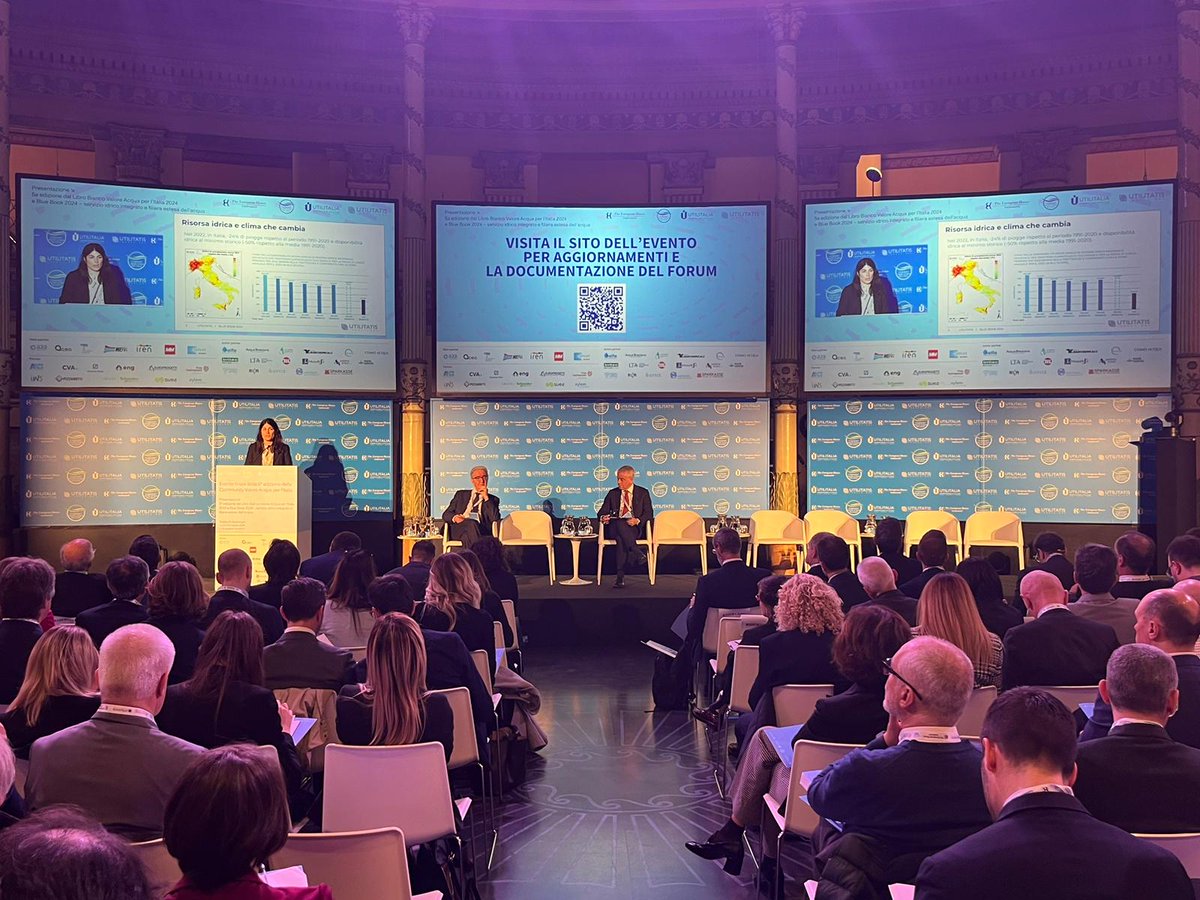 UTILITALIA's tweet photo. 21 MARZO – PRESENTAZIONE DEL BLUE BOOK 2024 DI FONDAZIONE UTILITATIS E LIBRO BIANCO VALORE ACQUA DI #TEHA. IL SERVIZIO IDRICO INTEGRATO E LA FILIERA ESTESA DELL’ACQUA: I DATI DEL #BLUEBOOK2024. Francesca Mazzarella, Direttrice di Fondazione #Utilitatis :“ Gli investimenti realizzati dalle gestioni industriali hanno registrato un incremento costante negli ultimi anni con un aumento del 113% in 11 anni. Bisogna tuttavia constatare la presenza di numerose gestioni ni economia, soprattutto nelle regioni meridionali, che fanno registrare ancora valori di investimento pro capite bassissimi, attestandosi su 11 euro per abitante. Il tasso di investimento medio è stato sostenuto finora anche dai fondi del PNRR, serviranno nei prossimi anni risorse aggiuntive per innalzare l’indice di investimento oltre la media europea che è pari a circa 80 euro per abitante”.