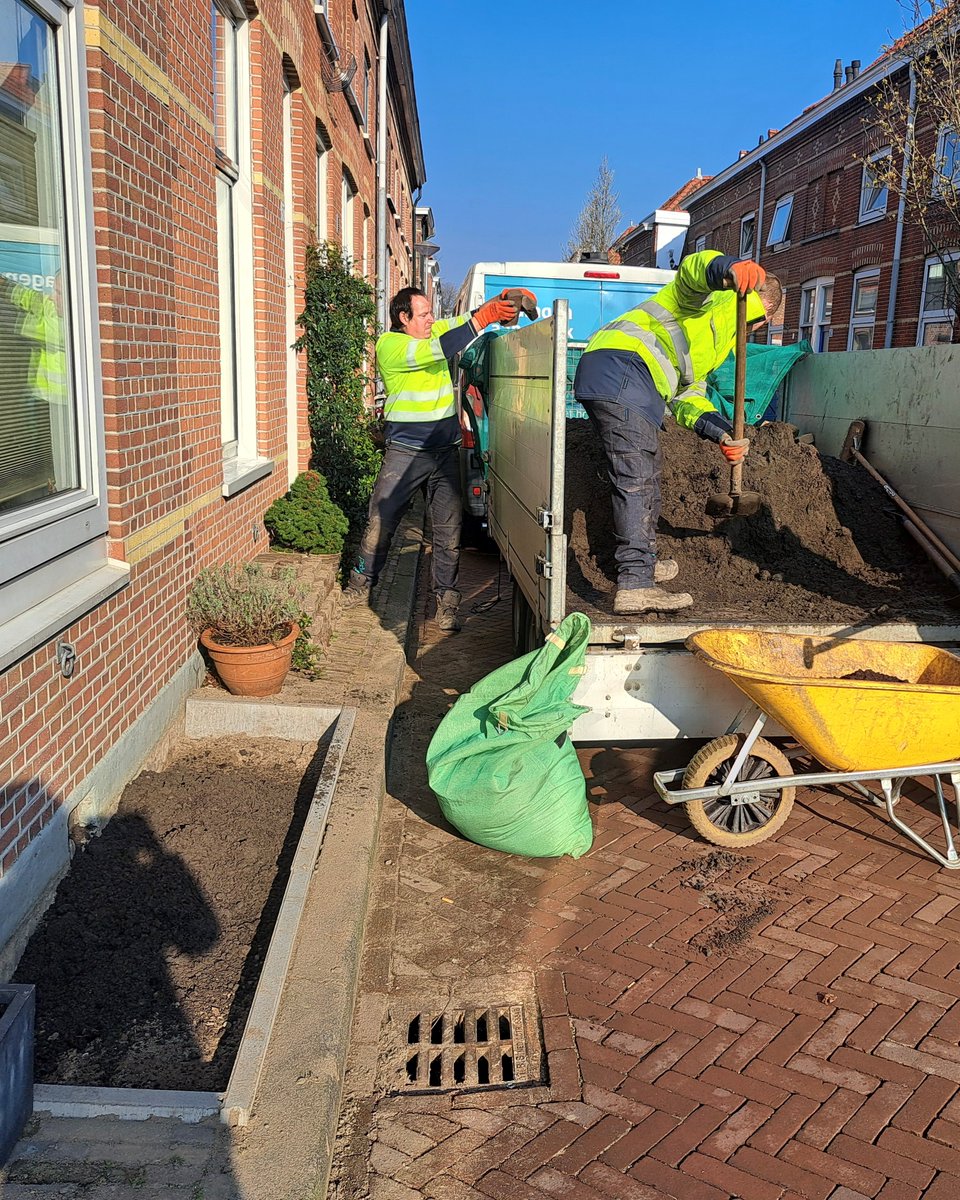 GemeenteDelft's tweet photo. Het NK Tegelwippen is begonnen🌿 In Hof van Delft zijn ze al begonnen😃 Werkse hielp hier met het vervangen van tegels door groene geveltuintjes. 🌸

Doe mee en lever je tegels in, of laat ze ophalen. Je krijgt er dan gratis plantjes voor terug. 🪴  ➡️ https://t.co/zrMtxRur2W https://t.co/WzfbgFVe6D