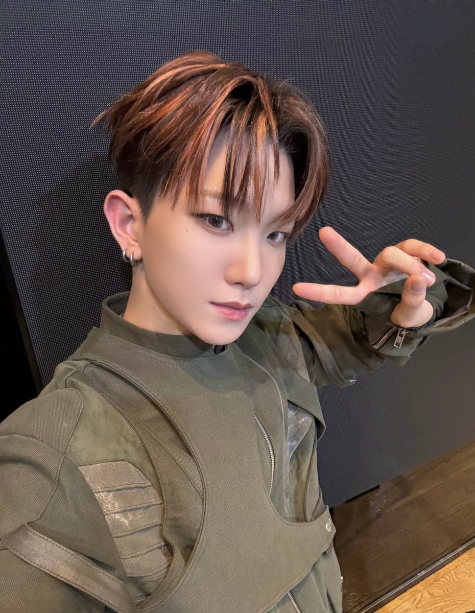 TNX_twt's tweet photo. FUEGO 첫방 엠카 재밌었다🔥🔥

#오성준 #SUNGJUN https://t.co/4fcbOGN3Xq