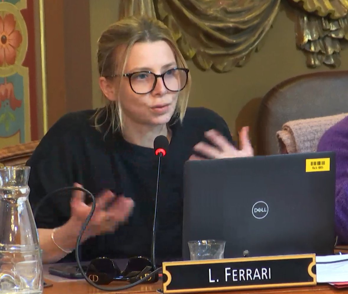 <a href="/vlungenstrass/">Valentin Lungenstrass</a> Laura Ferrari (<a href="/ProgetRep/">Progressistes et Républicains</a> ) craint que les classes moyennes soient impactées, que l'inscription soit une usine à gaz pour les dérogations aux familles nombreuses. Elle demande aussi l'ouverture à d'autres catégories professionnelles.