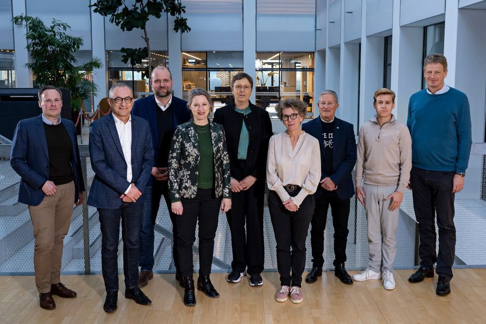 Nu skal der solceller🌞op på kommunale tage 🏡 trods tunge regler. 💚
12 borgmestre i hovedstadsområdet går sammen på tværs af kommunegrænser og partiskel for at sætte lidt turbo på den grønne omstilling sammen med #HOFOR

#dkpol #dkgreen #dkmedier 

via.ritzau.dk/pressemeddelel…