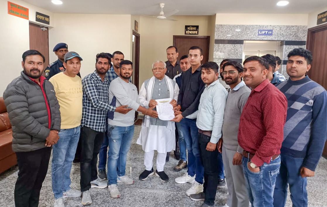 mlkhattar's tweet photo. कर्मण्येवाधिकारस्ते मा फलेषु कदाचन।
मा कर्मफलहेतुर्भूर्मा ते सङ्गोऽस्त्वकर्मणि।।

आज 'कर्ण कमल' करनाल में आये हरियाणा परिवार के मेरे युवा साथियों से मुलाकात की, चर्चा की, समस्याएं सुनी और उन्हे समाधान की ओर भी बढ़ा दिया।

अपने इन युवा साथियों से मिलकर हमेशा एक नया उत्साह और ऊर्जा महसूस करता हूं।
