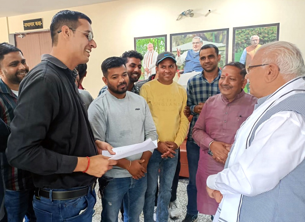 mlkhattar's tweet photo. कर्मण्येवाधिकारस्ते मा फलेषु कदाचन।
मा कर्मफलहेतुर्भूर्मा ते सङ्गोऽस्त्वकर्मणि।।

आज 'कर्ण कमल' करनाल में आये हरियाणा परिवार के मेरे युवा साथियों से मुलाकात की, चर्चा की, समस्याएं सुनी और उन्हे समाधान की ओर भी बढ़ा दिया।

अपने इन युवा साथियों से मिलकर हमेशा एक नया उत्साह और ऊर्जा महसूस करता हूं।