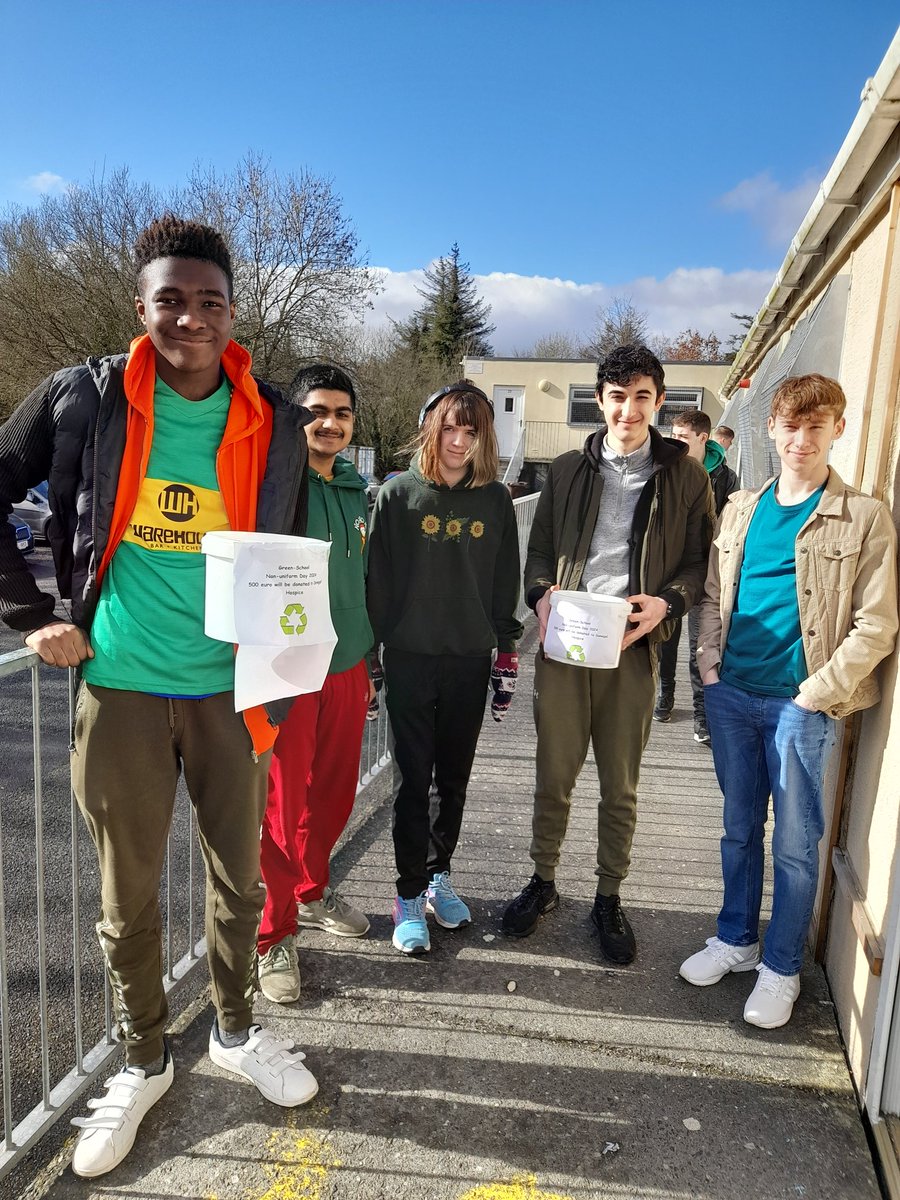StEunansGS's tweet photo. The Green-School committee held a non-uniform day last Friday and raised 819 euro. They donated 500 euro of this to the Donegal Hospice 💚👏👏Well done boys ♻️ https://t.co/Iz7qaM7WNW