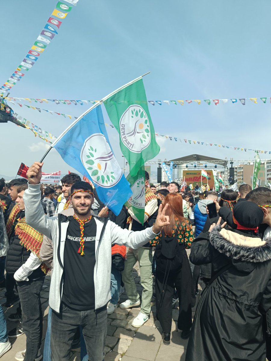 Cejna qurdistan pîroz be 
Bijî newroz ✌️