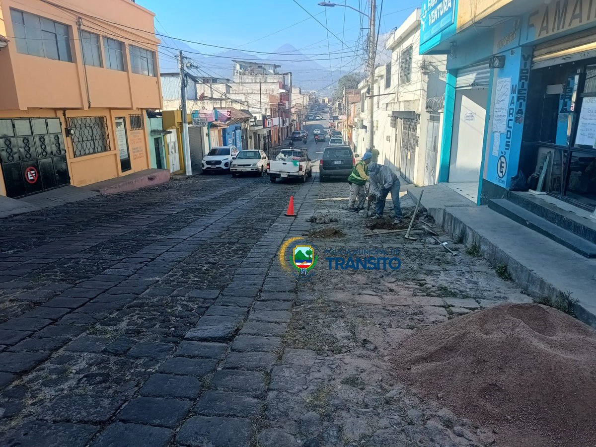 Se apoya con regulación trabajos de mejorameinto de infraestructura vial en la 12 avenida entre 2 y 3 calle zona 3. 

#TransitoXela