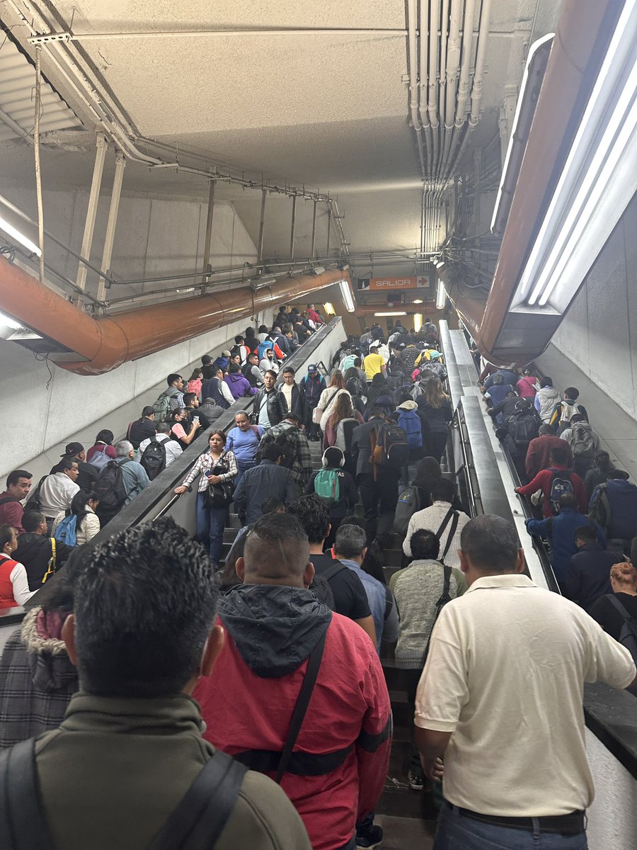 trolelotera's tweet photo. Un día más en la cedemex 
#linea7 #metrocdmx https://t.co/7hLnkLZz6m