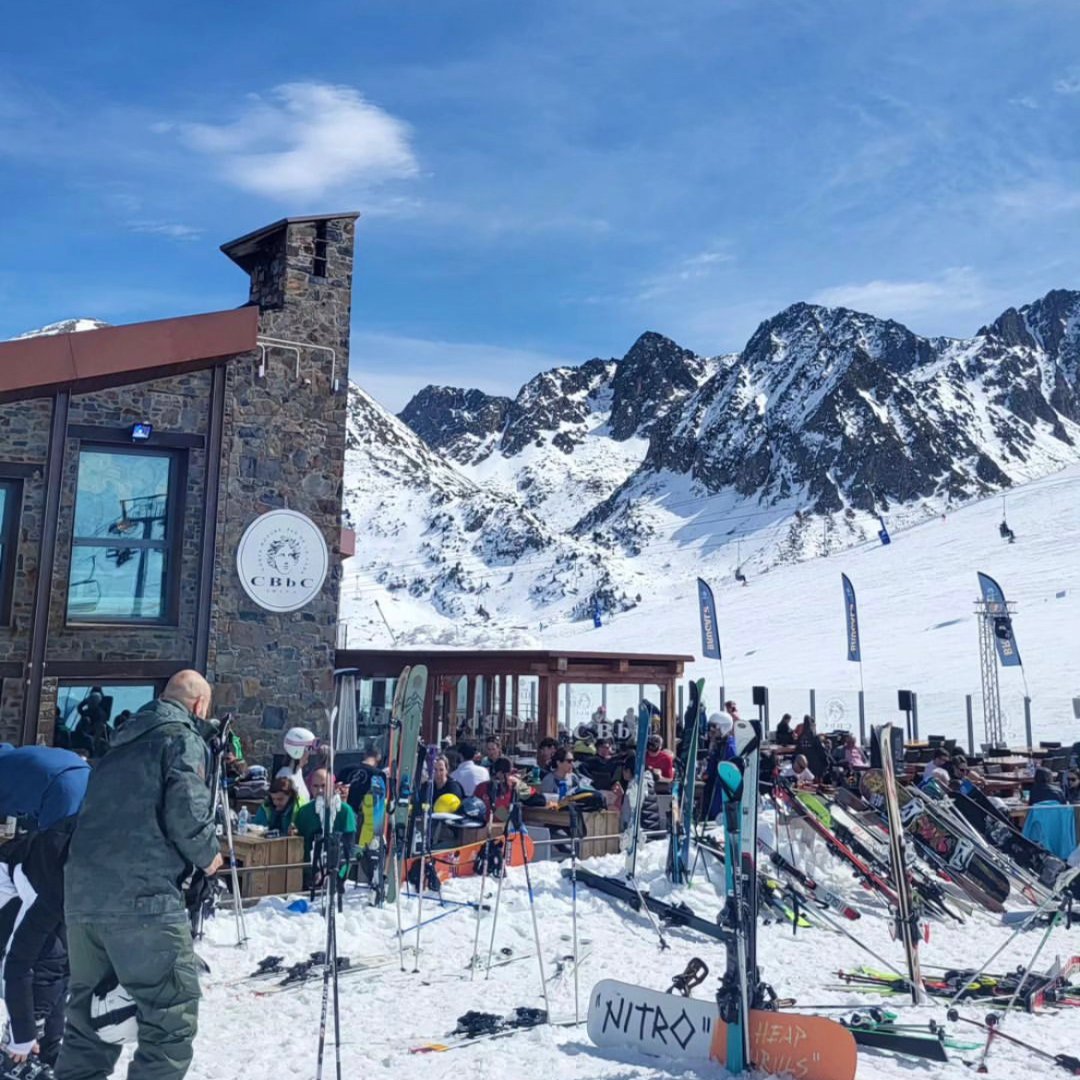 Ayer comenzó la primavera y a nosotros nos pone muy triste porque significa despedidas... 🥲  

👉🏼 ¡Todavía nos quedan muchos momentos bonitos por vivir juntos! 💙✨  

¿Te apuntas a alargar el invierno lo máximo posible? 😁  ➡️ Te esperamos en CBbC Costa Rodona