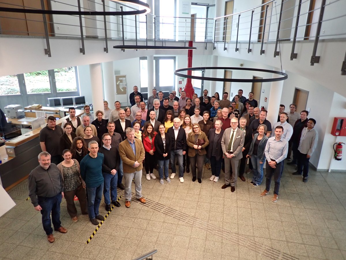 gdws_wsv_presse's tweet image. Hallo #Bonn - Heute hat der neue Leiter der #GDWS, Eric Oehlmann die Mitarbeitenden am Hauptstandort seiner Behörde in #Bonn begrüßt und damit den ersten Teil seine Kennenlerntour durch die #WSV abgeschlossen. #WSVKennenlernen